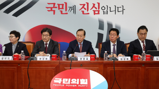 권영세(가운데) 국민의힘 비상대책위원장이 27일 서울 여의도 국회에서 열린 비상대책위원회 회의에서 발언하고 있다. [연합뉴스]